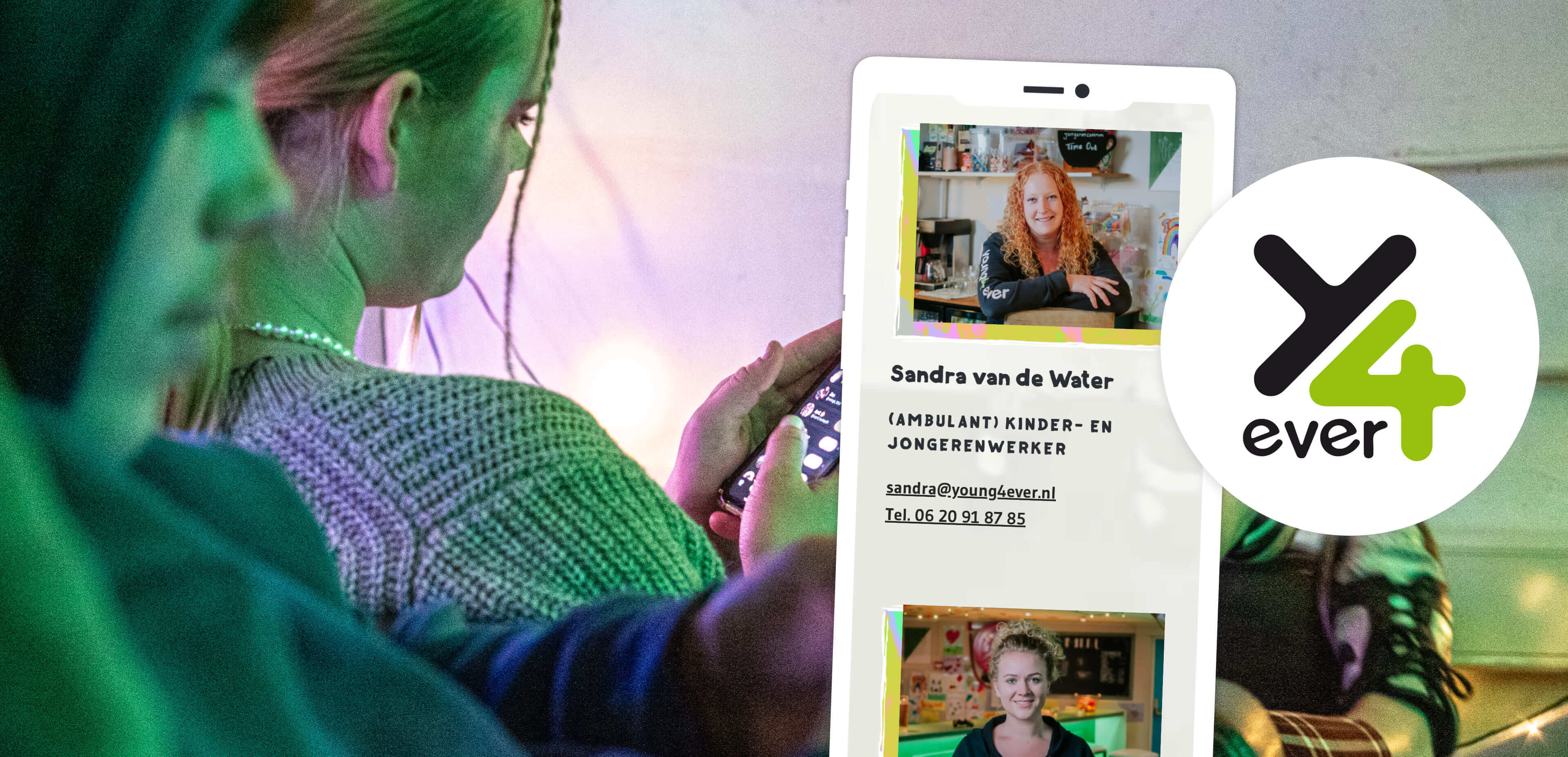 Twee mensen kijken naar een smartphone met daarop het profiel van Sandra van de Water, met aan de rechterkant het logo van Y4ever: perfect om inspirerende websites en online diensten te ontdekken.